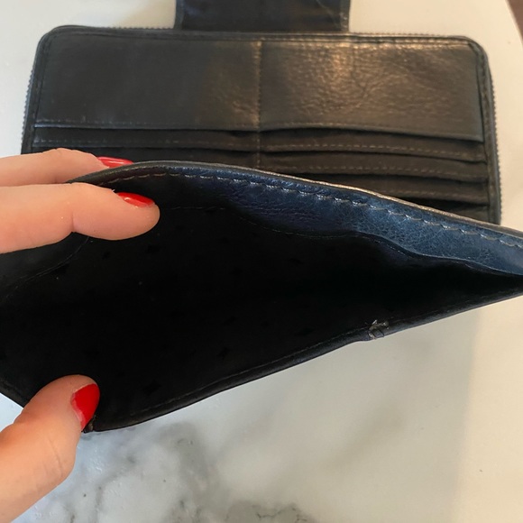 Fossil wallet, barely used. - Picture 3 of 3